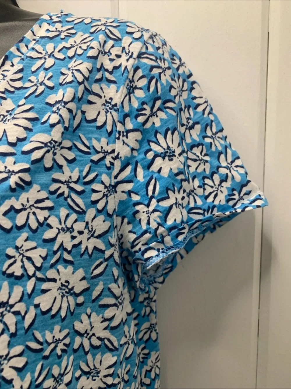 Lilly Pulitzer Top Women's M Luna Blue Etta V-Neck Cotton Tee Palm Beach Petals